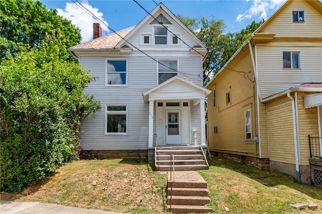 view of front of property featuring a front lawn