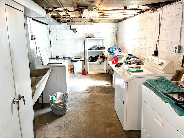 laundry room with sink and washer and dryer