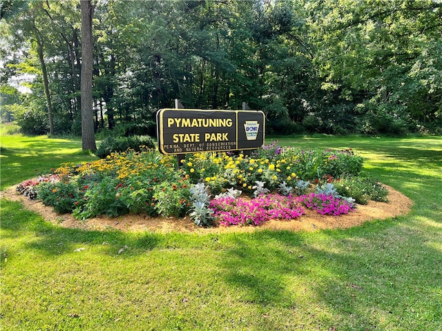 community / neighborhood sign with a yard