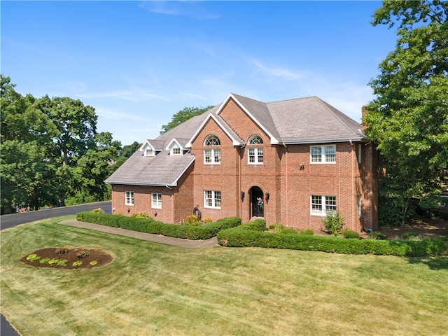 view of front of home featuring a front lawn