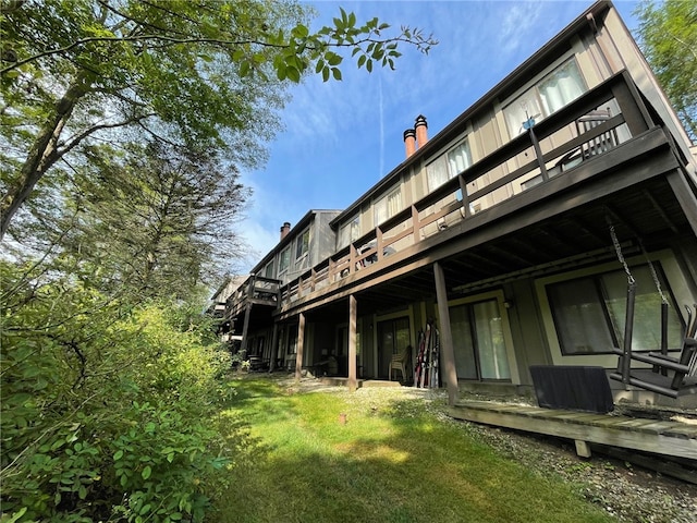 back of house featuring a lawn