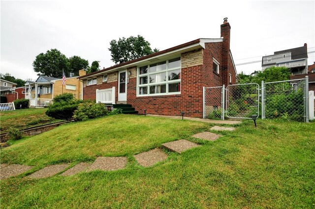 view of front of property featuring a front yard