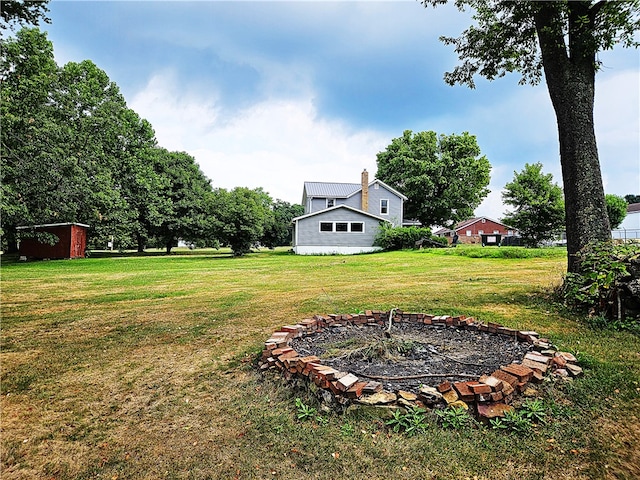 view of yard featuring a storage shed