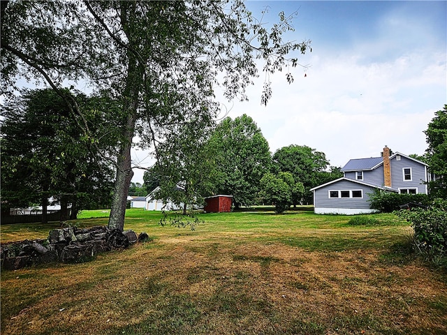 view of yard featuring a storage unit