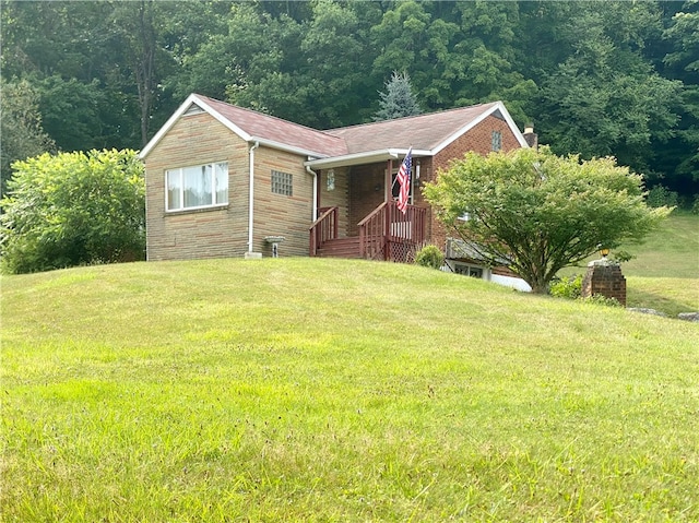 view of front of property featuring a front yard