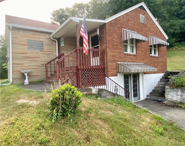 view of front of property with a front lawn