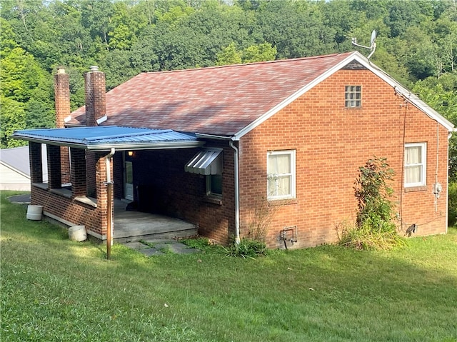 back of house featuring a lawn