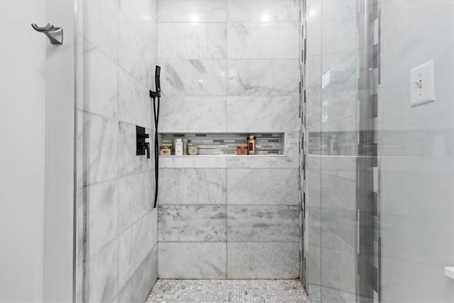 bathroom featuring a tile shower