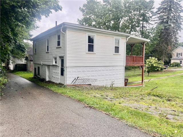 view of side of property featuring a yard