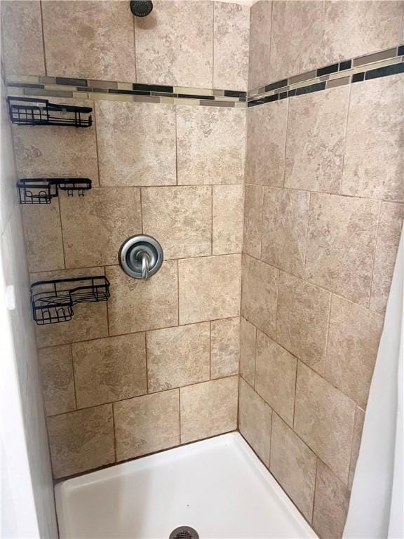 bathroom featuring tiled shower