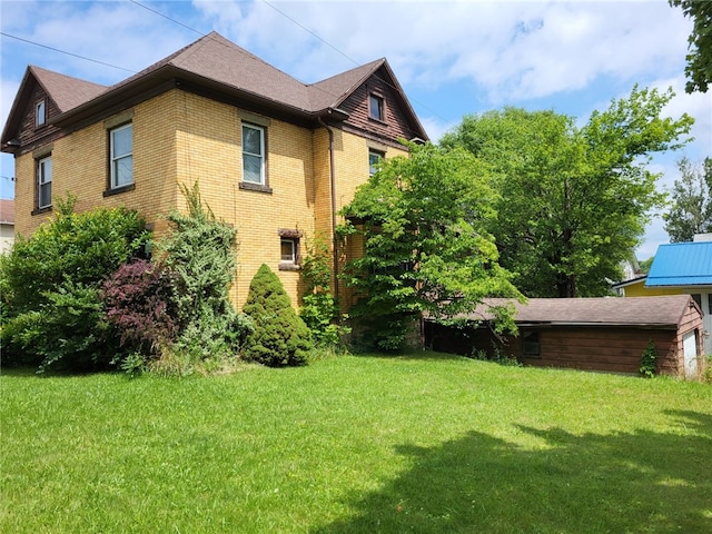 view of side of property featuring a lawn