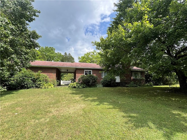 ranch-style home featuring a front lawn