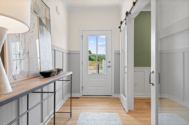 entryway featuring a barn door and light wood-type flooring