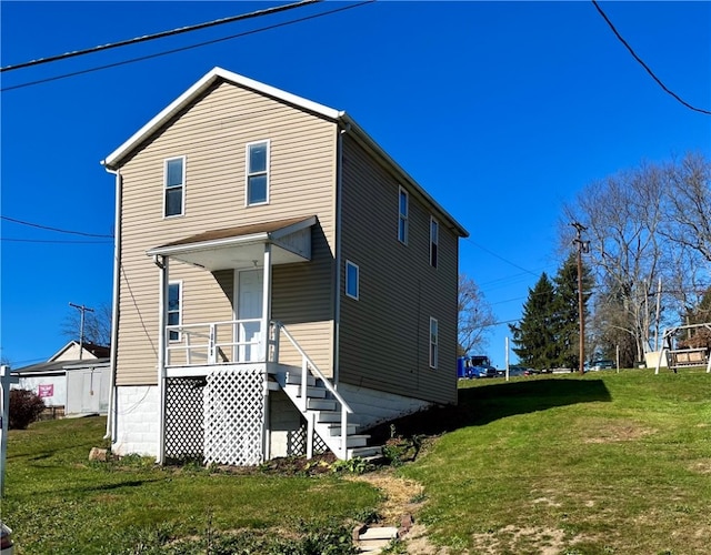 back of house featuring a lawn