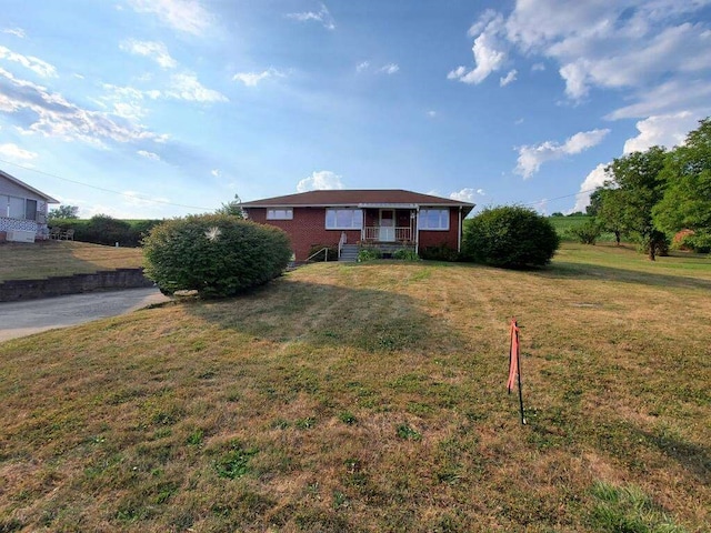 view of front of house featuring a front lawn