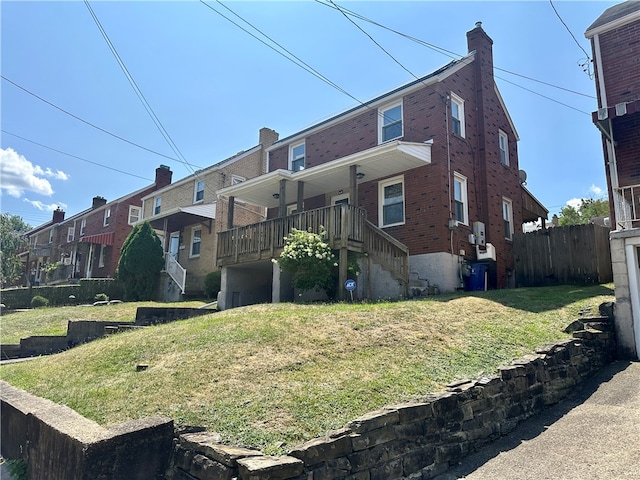 view of front of property featuring a front yard