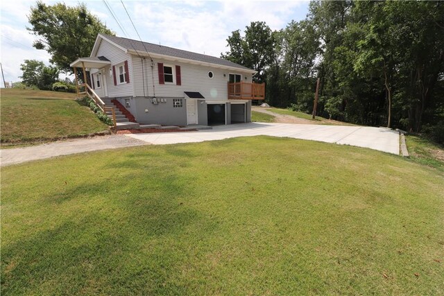 view of front of house featuring a front lawn