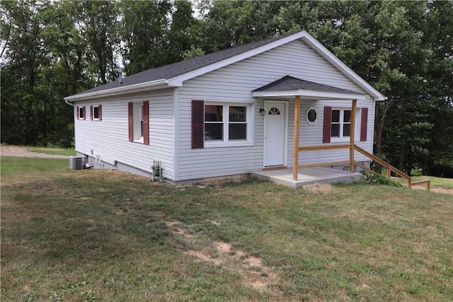 view of front facade featuring a front lawn and cooling unit