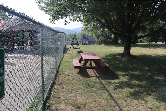 view of yard featuring a mountain view