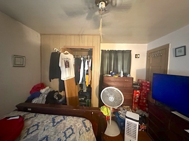 bedroom featuring ceiling fan and a closet