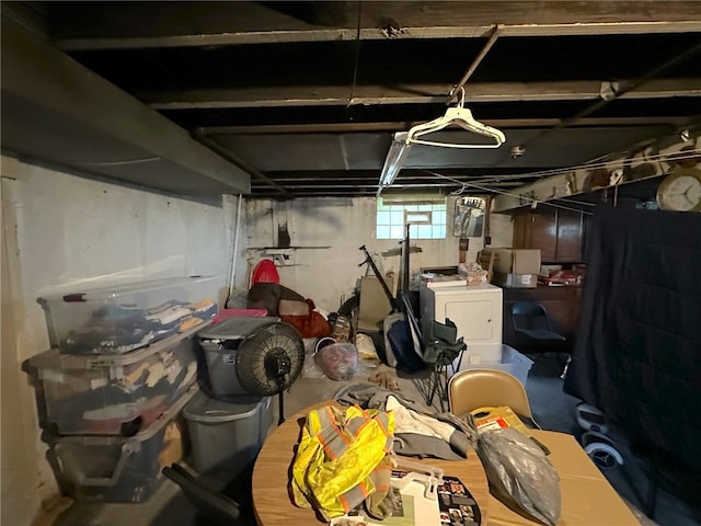 basement featuring washer / dryer