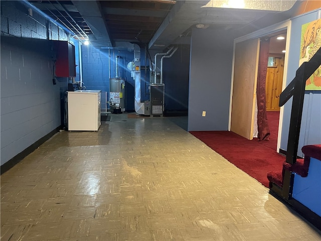 basement with washer / clothes dryer, heating unit, and water heater