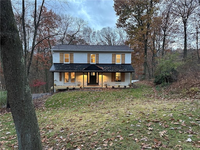 view of front of property featuring a front lawn