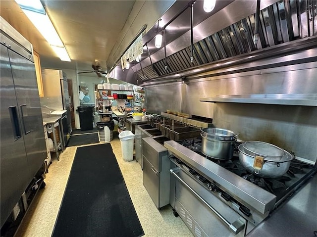 kitchen with ceiling fan