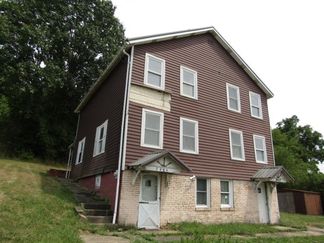 view of front of property featuring a front lawn