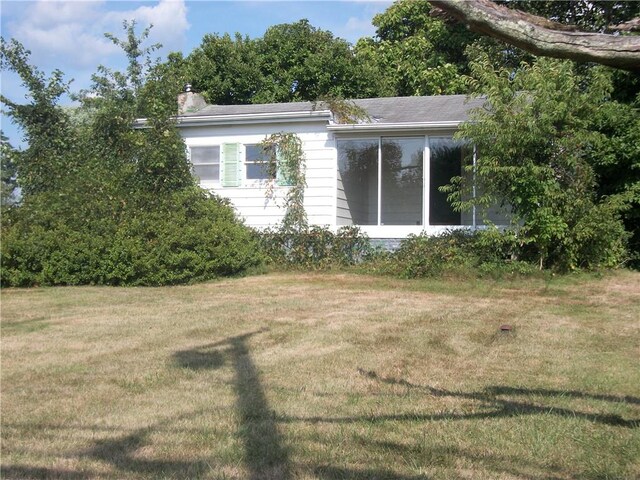 view of front facade with a front lawn