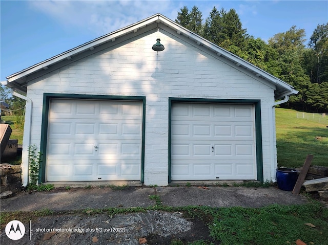 view of detached garage