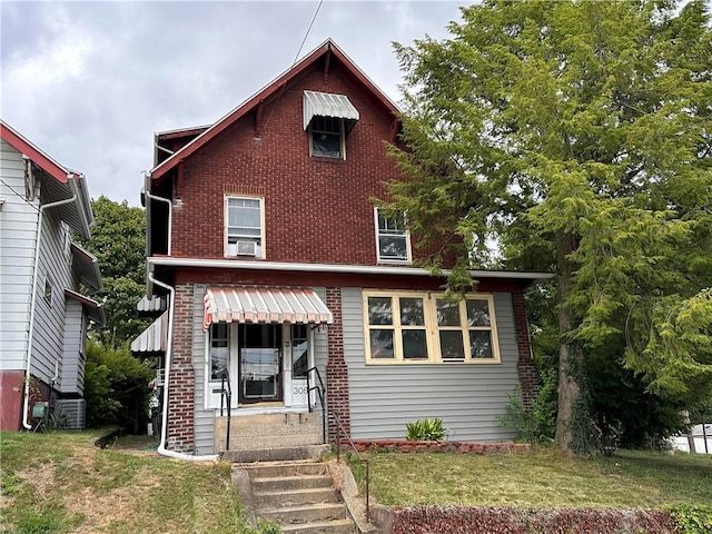 view of front of property featuring a front yard