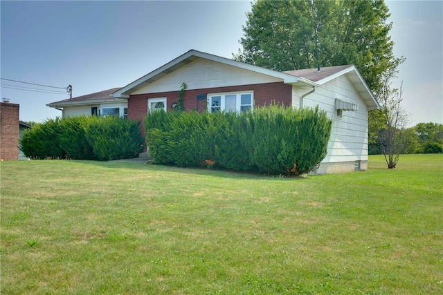 view of front facade featuring a front yard