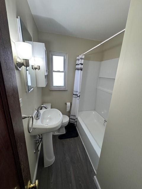 full bath with toilet, baseboards, curtained shower, and wood finished floors