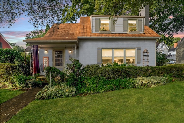 view of front of house featuring a lawn