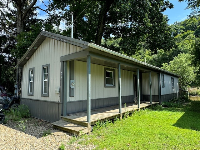 exterior space featuring a yard