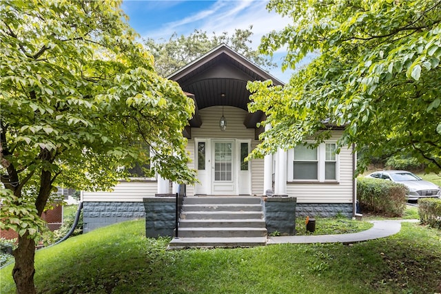 view of front of house featuring a front yard