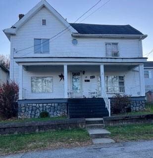 view of front facade featuring a porch