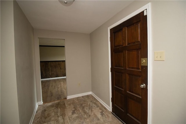 foyer entrance featuring baseboards