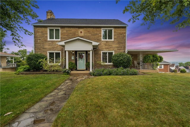 view of front of property featuring a lawn