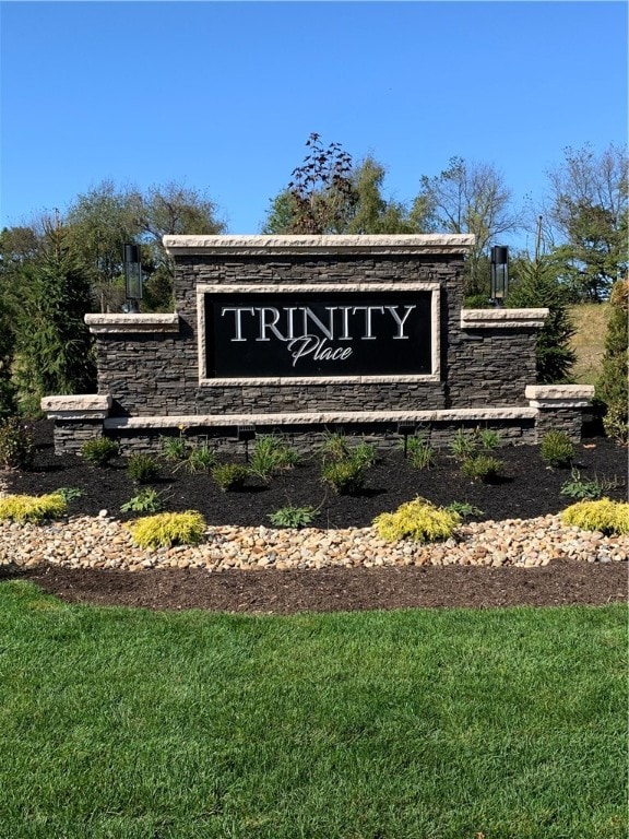 community / neighborhood sign featuring a lawn