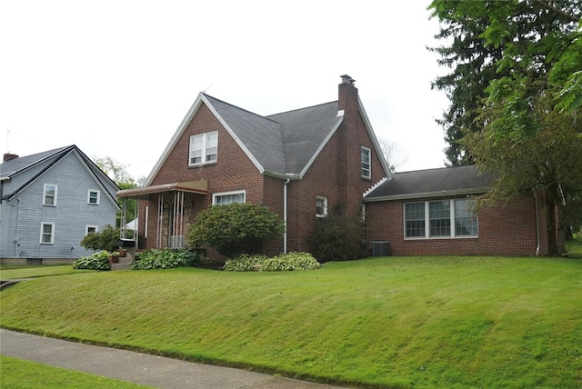 view of front facade featuring central AC and a front yard