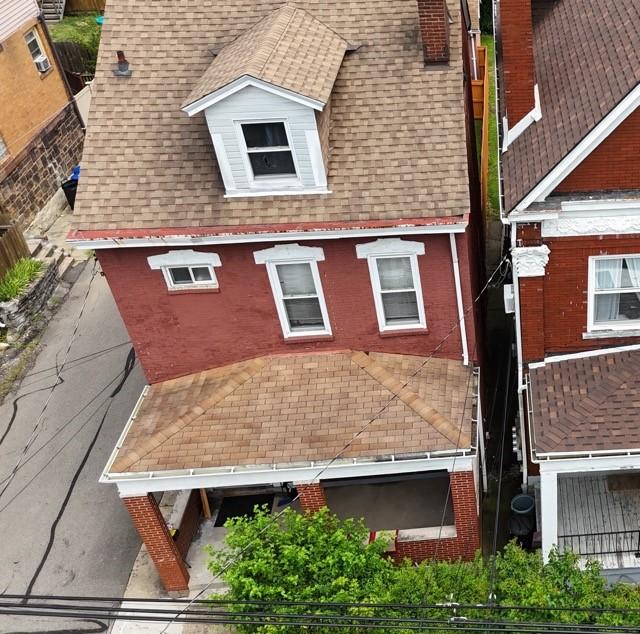 view of side of property featuring a shingled roof