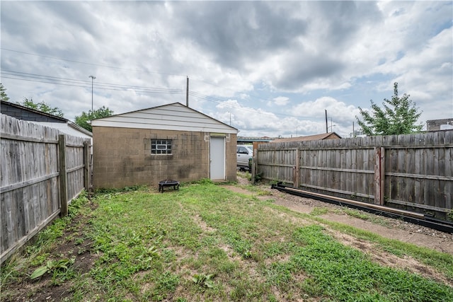 view of yard featuring a storage shed