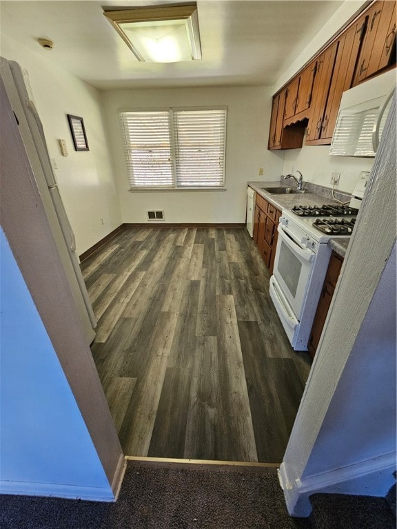 kitchen with sink, white range with gas cooktop, and dark hardwood / wood-style flooring