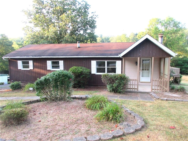 ranch-style home featuring a porch and a front yard