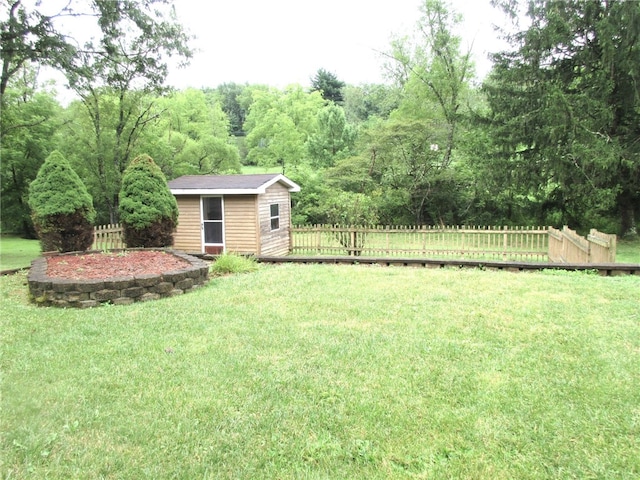 view of yard with an outbuilding