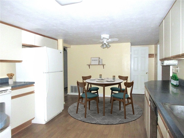 dining room featuring dark hardwood / wood-style flooring, sink, and ceiling fan