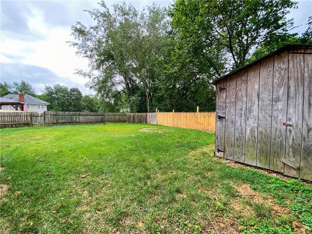 view of yard with a shed