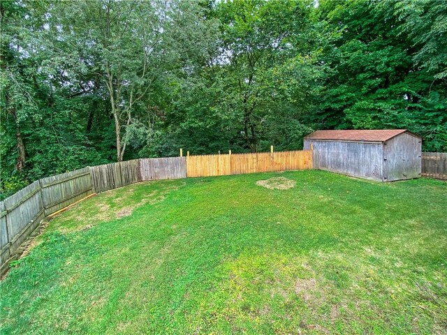 view of yard with an outdoor structure